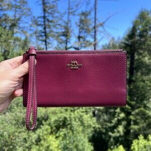 COACH Phone Wallet Wristlet Clutch Purple Pebble Leather Gold Hardware AUTHENTIC